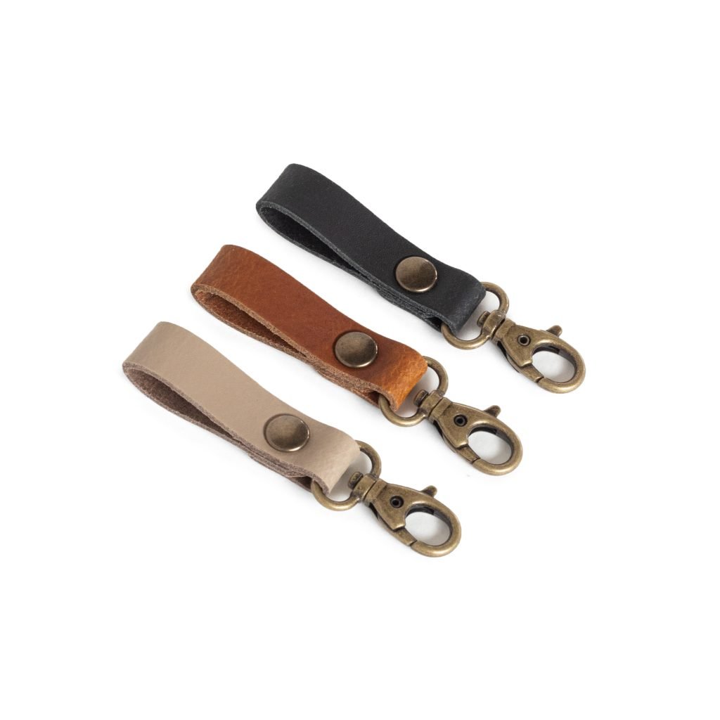 Leather Carabiner Belt Clip designed to fit belts up to 30 mm. Features a durable carabiner for attaching keys or tools. Easily adjustable for efficient tool placement. Ideal for woodworking, gardening, DIY projects