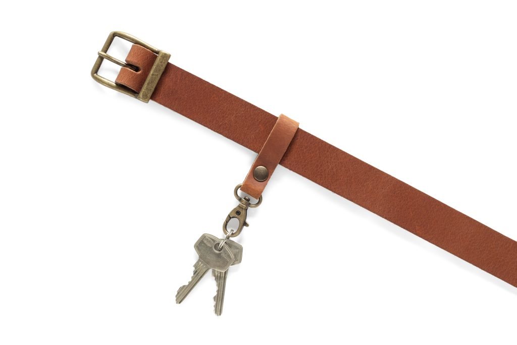 Leather Carabiner Belt Clip designed to fit belts up to 30 mm. Features a durable carabiner for attaching keys or tools. Easily adjustable for efficient tool placement. Ideal for woodworking, gardening, DIY projects